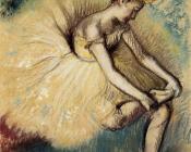 埃德加 德加 : Dancer Putting on Her Slipper